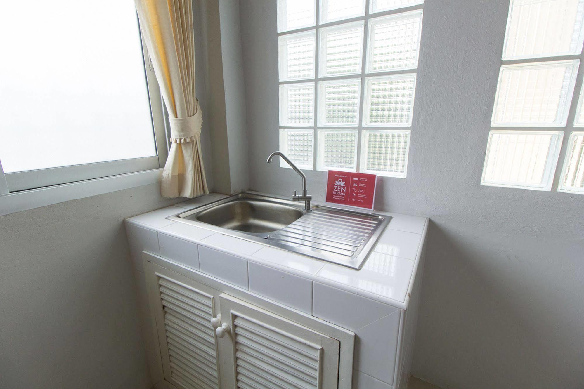 Zen Rooms Damrongrak Road Bangkok Luaran gambar