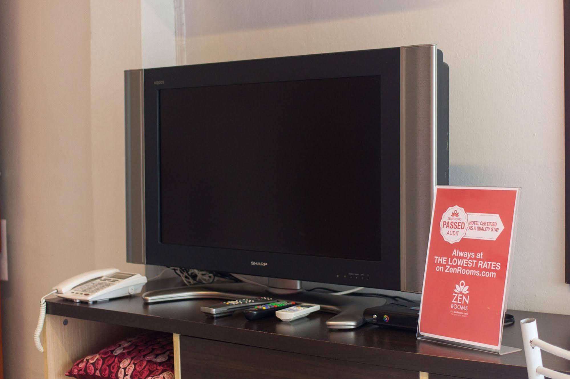 Zen Rooms Damrongrak Road Bangkok Luaran gambar