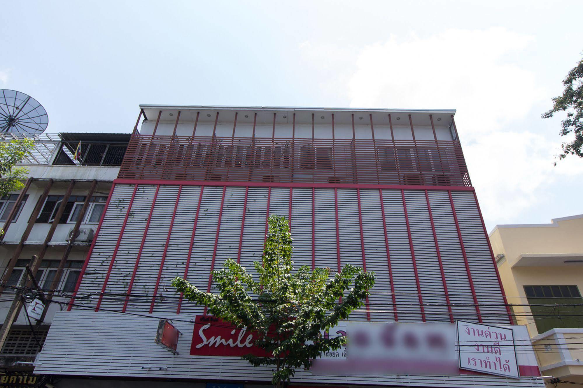 Zen Rooms Damrongrak Road Bangkok Luaran gambar
